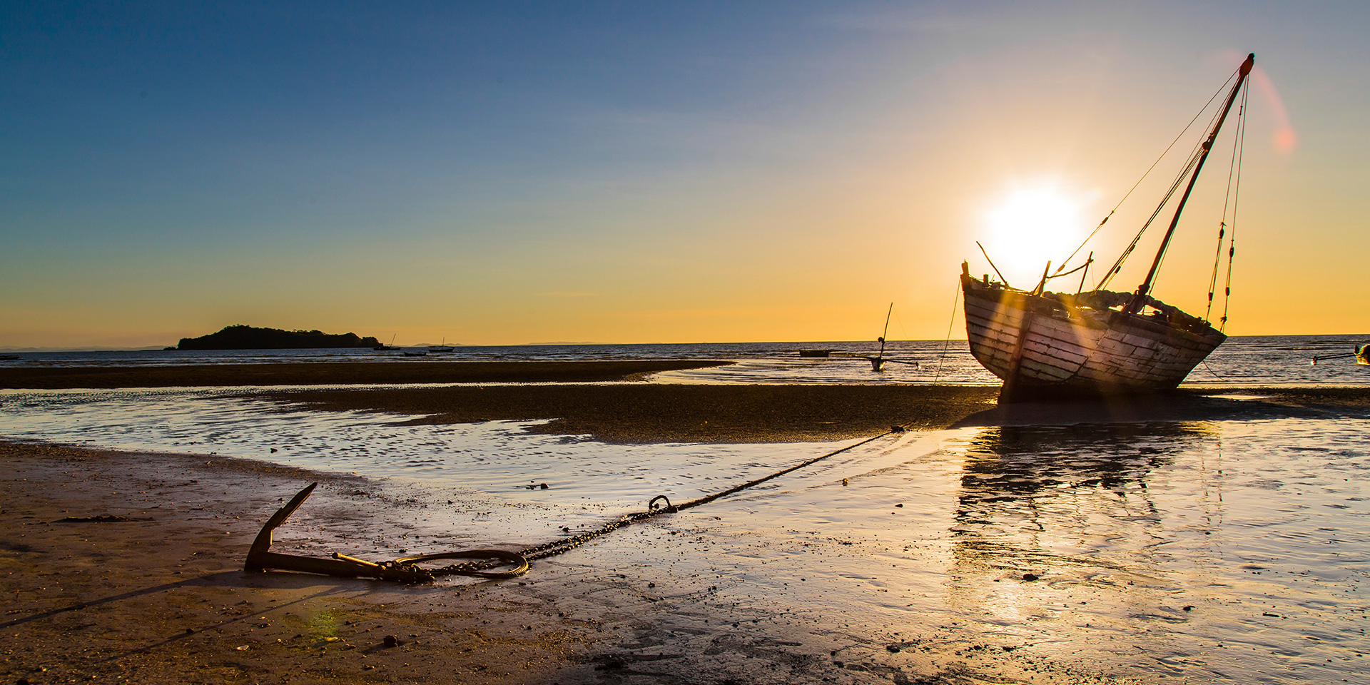 AdobeStock_99788647 Anker Schiff Strand